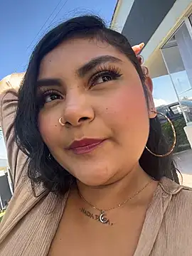 Juli Walker online show from March 16, 2:10 pm