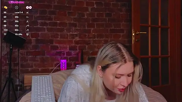 Snapshot of helen_frogg chatting on October 28, 8:08 pm helen frogg online show from October 28, 8:08 pm