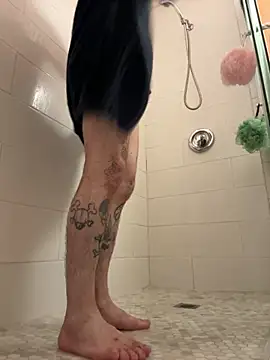 Snapshot of Crackkers chatting on November 3, 5:45 am Crackkers online show from November 3, 5:45 am