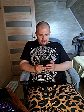 Snapshot of Foxyshaved chatting on May 17, 10:15 am Foxyshaved online show from May 17, 10:15 am