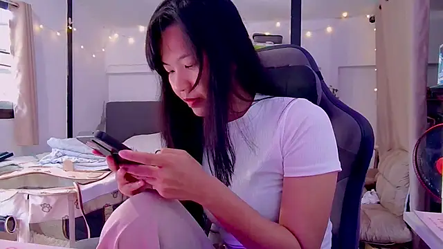 Snapshot of Kana_G chatting on March 5, 7:16 am Kana G online show from March 5, 7:16 am