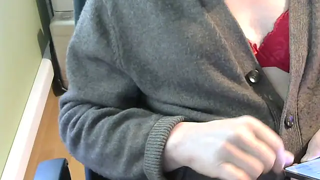 Snapshot of mimiolit00 chatting on May 6, 8:29 am mimiolit00 online show from May 6, 8:29 am