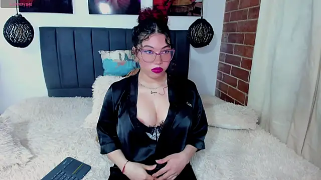 Snapshot of kyliejenner_hot chatting on June 12, 3:48 am kyliejenner hot online show from June 12, 3:48 am
