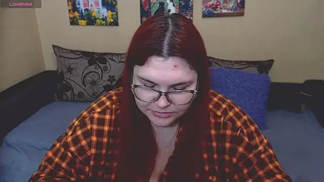JuliaKeln online show from May 9, 3:15 pm