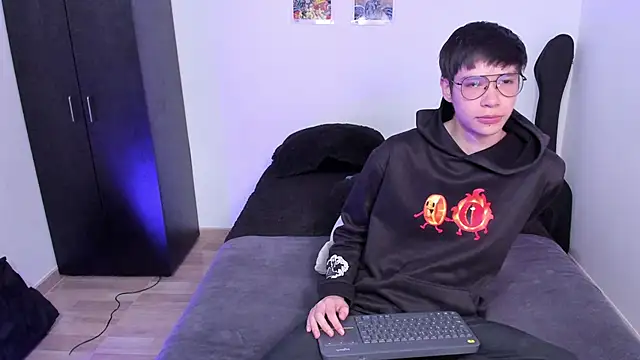 Snapshot of Aventure_Twinks chatting on February 25, 7:27 pm Aventure Twinks online show from February 25, 7:27 pm