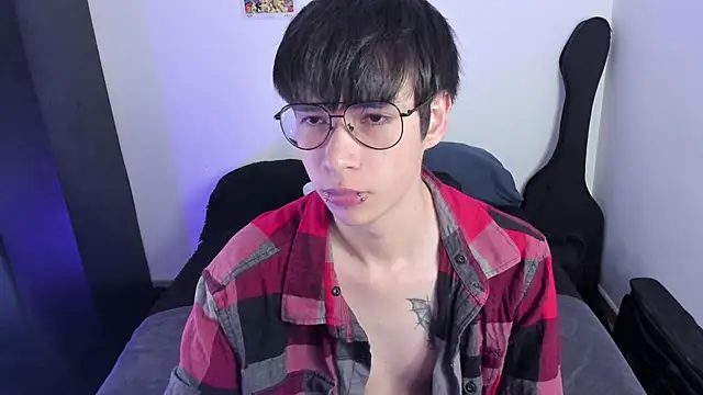 Snapshot of Aventure_Twinks chatting on October 16, 7:11 pm Aventure Twinks online show from October 16, 7:11 pm