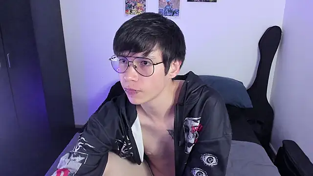 Snapshot of Aventure_Twinks chatting on October 22, 3:28 am Aventure Twinks online show from October 22, 3:28 am