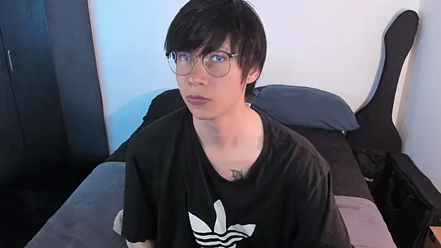 Snapshot of Aventure_Twinks chatting on April 17, 9:28 pm Aventure Twinks online show from April 17, 9:28 pm