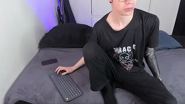 Snapshot of Aventure_Twinks chatting on January 21, 1:43 pm Aventure Twinks online show from January 21, 1:43 pm