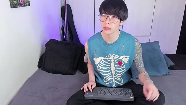 Snapshot of Aventure_Twinks chatting on January 8, 7:34 am Aventure Twinks online show from January 8, 7:34 am