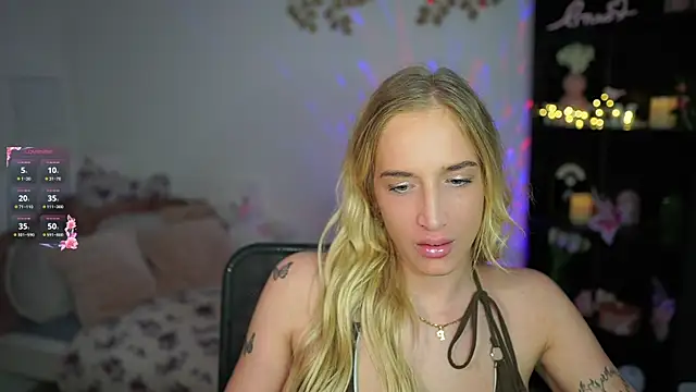 Snapshot of Nicolette__Shea_ chatting on January 25, 12:05 pm Nicolette Shea online show from January 25, 12:05 pm
