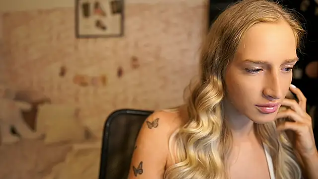 Snapshot of Nicolette__Shea_ chatting on October 28, 8:35 am Nicolette Shea online show from October 28, 8:35 am