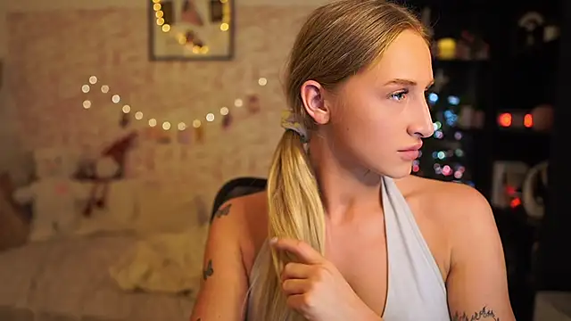 Snapshot of Nicolette__Shea_ chatting on December 3, 10:03 am Nicolette Shea online show from December 3, 10:03 am