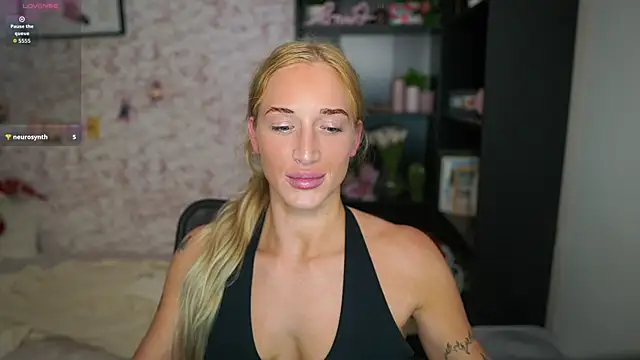 Snapshot of Nicolette__Shea_ chatting on February 4, 8:04 pm Nicolette Shea online show from February 4, 8:04 pm