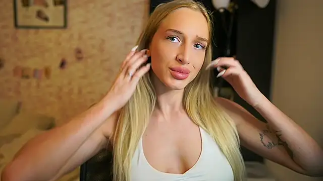 Snapshot of Nicolette__Shea_ chatting on November 15, 8:29 am Nicolette Shea online show from November 15, 8:29 am