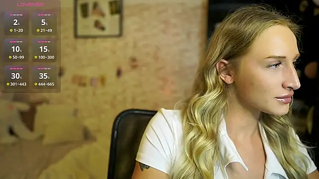 Snapshot of Nicolette__Shea_ chatting on October 27, 2:18 pm Nicolette Shea online show from October 27, 2:18 pm