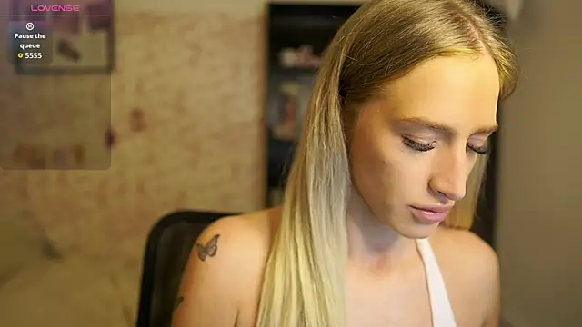 Snapshot of Nicolette__Shea_ chatting on October 3, 7:21 am Nicolette Shea online show from October 3, 7:21 am