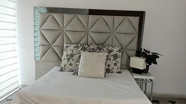 nina pons online show from September 12, 8:30 pm