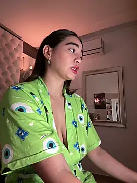 Snapshot of ZarahEvans chatting on February 15, 8:34 pm ZarahEvans online show from February 15, 8:34 pm