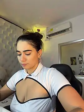 Snapshot of ZarahEvans chatting on May 14, 8:50 pm ZarahEvans online show from May 14, 8:50 pm