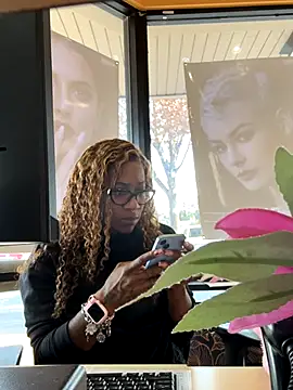 Snapshot of VixenCapri chatting on November 24, 2:39 pm VixenCapri online show from November 24, 2:39 pm