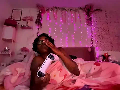 Snapshot of VixenCapri chatting on October 29, 1:54 pm VixenCapri online show from October 29, 1:54 pm