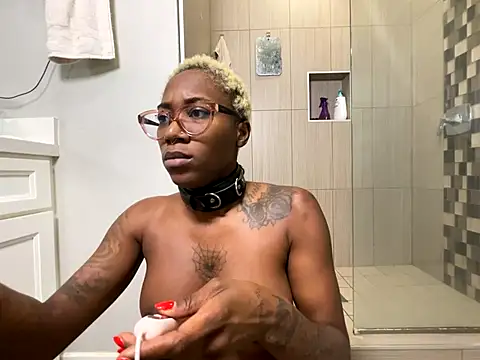 VixenCapri online show from December 19, 7:05 pm