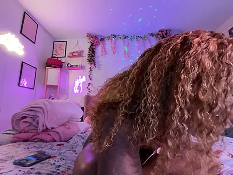 Snapshot of VixenCapri chatting on November 22, 5:12 pm VixenCapri online show from November 22, 5:12 pm