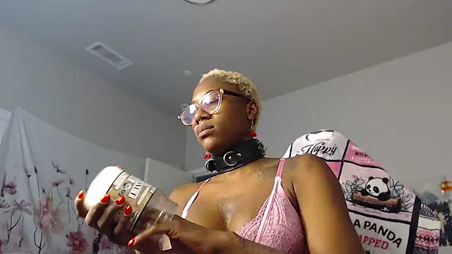 VixenCapri online show from December 18, 10:57 pm