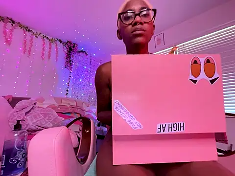 Snapshot of VixenCapri chatting on October 25, 5:46 pm VixenCapri online show from October 25, 5:46 pm