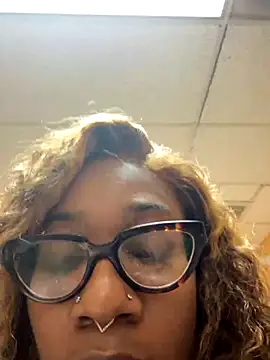 Snapshot of VixenCapri chatting on November 19, 3:34 pm VixenCapri online show from November 19, 3:34 pm