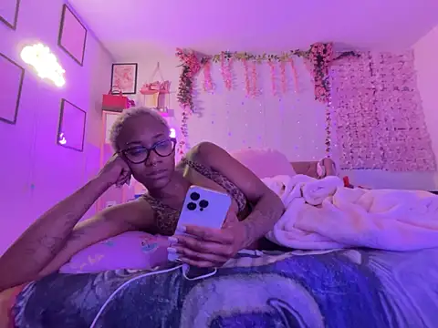 Snapshot of VixenCapri chatting on December 3, 4:13 am VixenCapri online show from December 3, 4:13 am