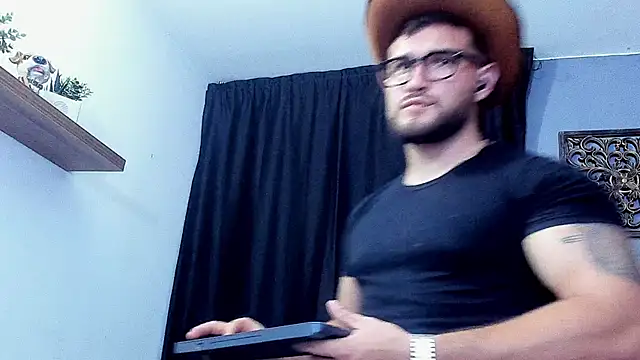 Snapshot of AndrewDiaz chatting on April 26, 12:41 am AndrewDiaz online show from April 26, 12:41 am
