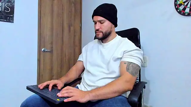 Snapshot of AndrewDiaz chatting on October 11, 4:13 am AndrewDiaz online show from October 11, 4:13 am