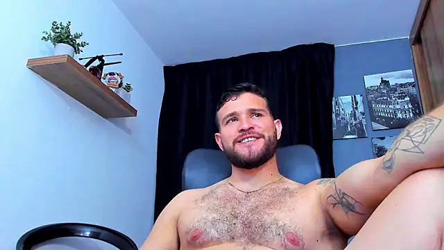 Snapshot of AndrewDiaz chatting on December 15, 4:29 am AndrewDiaz online show from December 15, 4:29 am