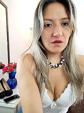 valeriahunter1 online show from December 2, 8:43 pm