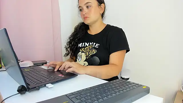 kattypinkk online show from February 7, 10:07 pm