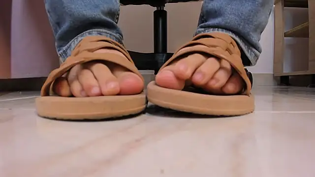 kattypinkk online show from April 14, 7:19 pm