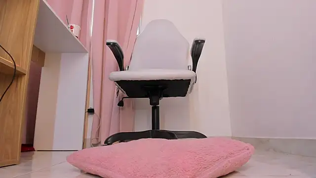 kattypinkk online show from April 16, 9:39 pm