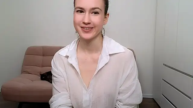 Snapshot of AliciaNewell chatting on March 15, 5:30 am AliciaNewell online show from March 15, 5:30 am