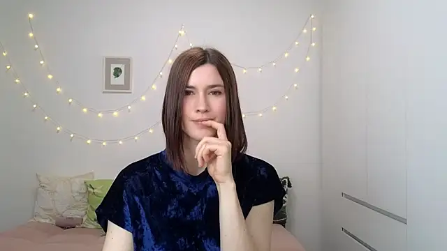 Snapshot of AliciaNewell chatting on June 13, 4:43 am AliciaNewell online show from June 13, 4:43 am