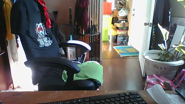 Daremeknot online show from May 12, 1:39 pm