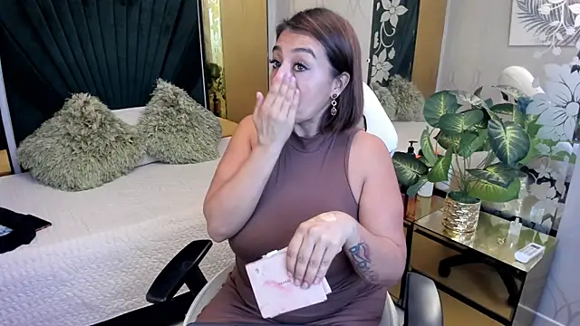 Snapshot of MrsFoucher chatting on June 25, 9:42 pm MrsFoucher online show from June 25, 9:42 pm