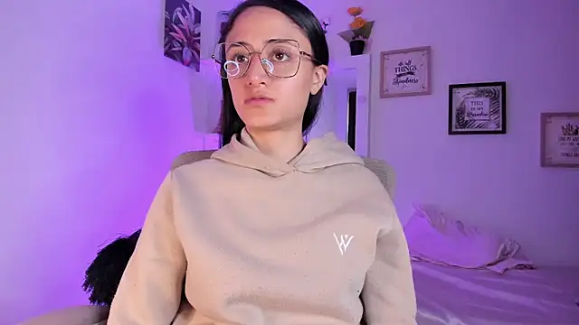 Snapshot of _Caroliinee_ chatting on February 19, 8:20 pm Caroliinee online show from February 19, 8:20 pm