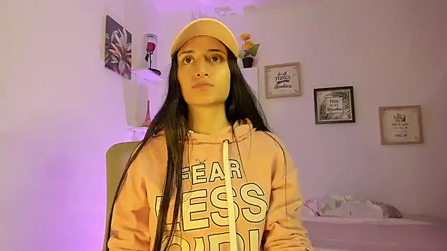 Snapshot of _Caroliinee_ chatting on February 16, 1:58 am Caroliinee online show from February 16, 1:58 am