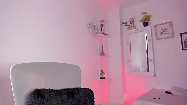 Snapshot of _Caroliinee_ chatting on October 2, 6:33 pm Caroliinee online show from October 2, 6:33 pm