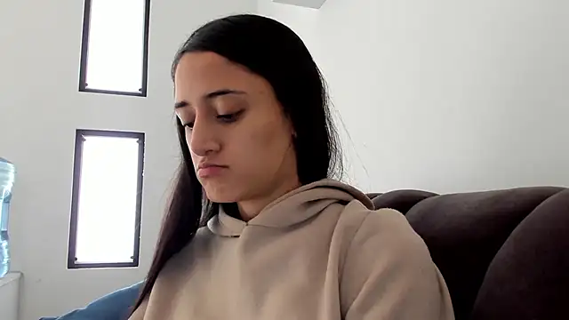 Snapshot of _Caroliinee_ chatting on February 19, 4:44 pm Caroliinee online show from February 19, 4:44 pm