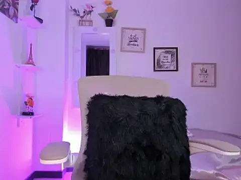 Snapshot of _Caroliinee_ chatting on March 14, 11:43 pm Caroliinee online show from March 14, 11:43 pm