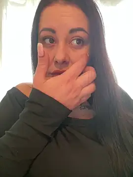 Snapshot of DaisyStreet chatting on February 15, 11:42 am DaisyStreet online show from February 15, 11:42 am