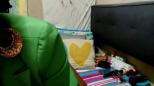 Snapshot of Brunettedevon33 chatting on September 20, 12:10 pm Brunettedevon33 online show from September 20, 12:10 pm